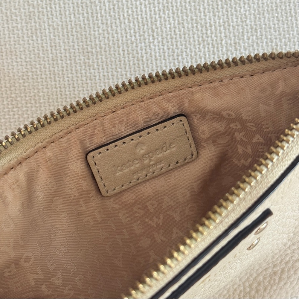 KATE SPADE | CHRISSY BEIGE PEBBLED LEATHER WRISTLET WALLET QUIET LUXURY PURSE - Picture 3 of 5
